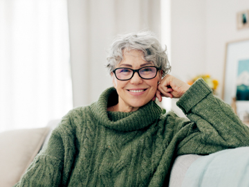Frau lacht freundlich in die Kamera
